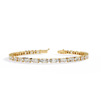 5.1 CTW alternating emerald and round lab-grown diamond tennis bracelet in Yellow Gold, close front detail – Lunéa Paris